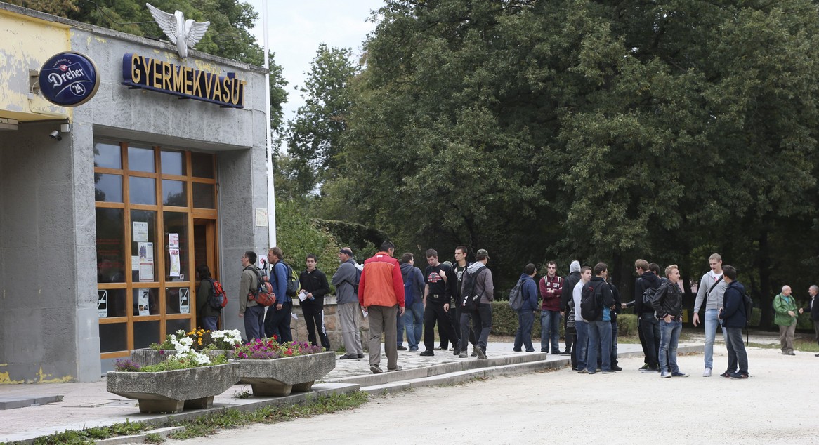 Indulás a hûvösvölgyi állomásépületbõl Indulás a hûvösvölgyi állomásépületbõl