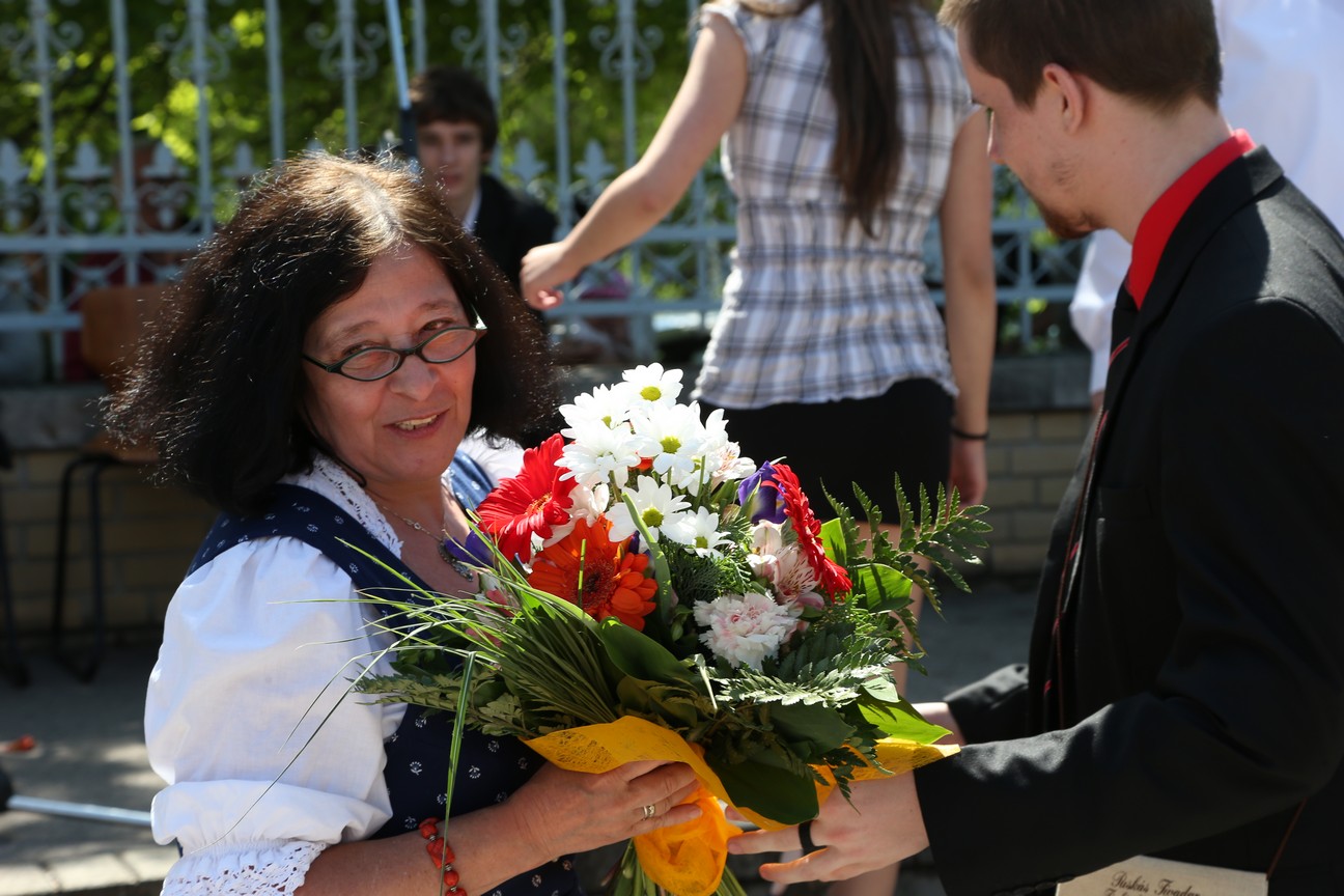 Az idén nyugdíjba vonuló Keller Zsuzsa tanárnőt búcsúztatták a diákok
