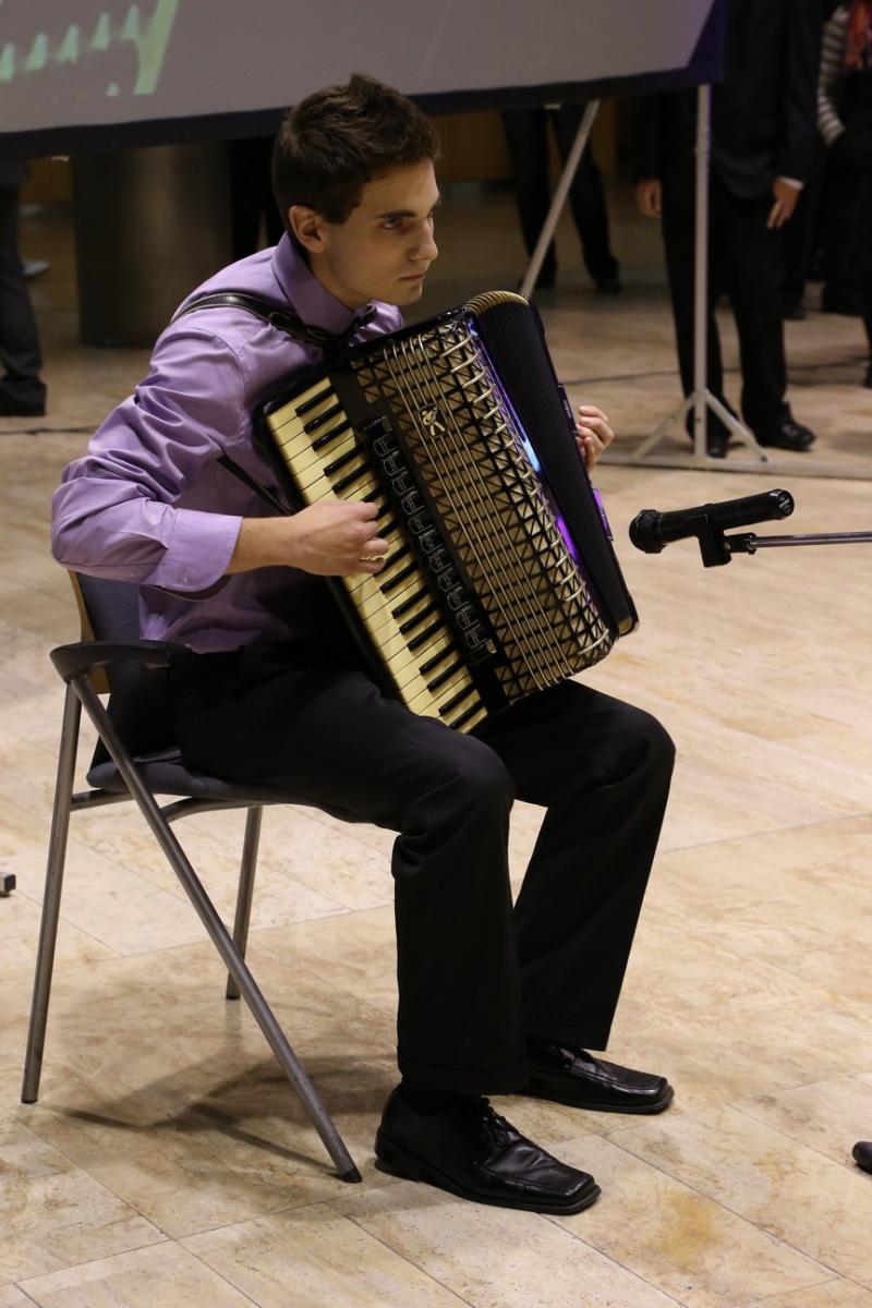 Szele Dávid (12. a), a 2012-es országos harmonikaverseny 3. helyezettje Joe Alex Intermezzóját adta elő harmonikán