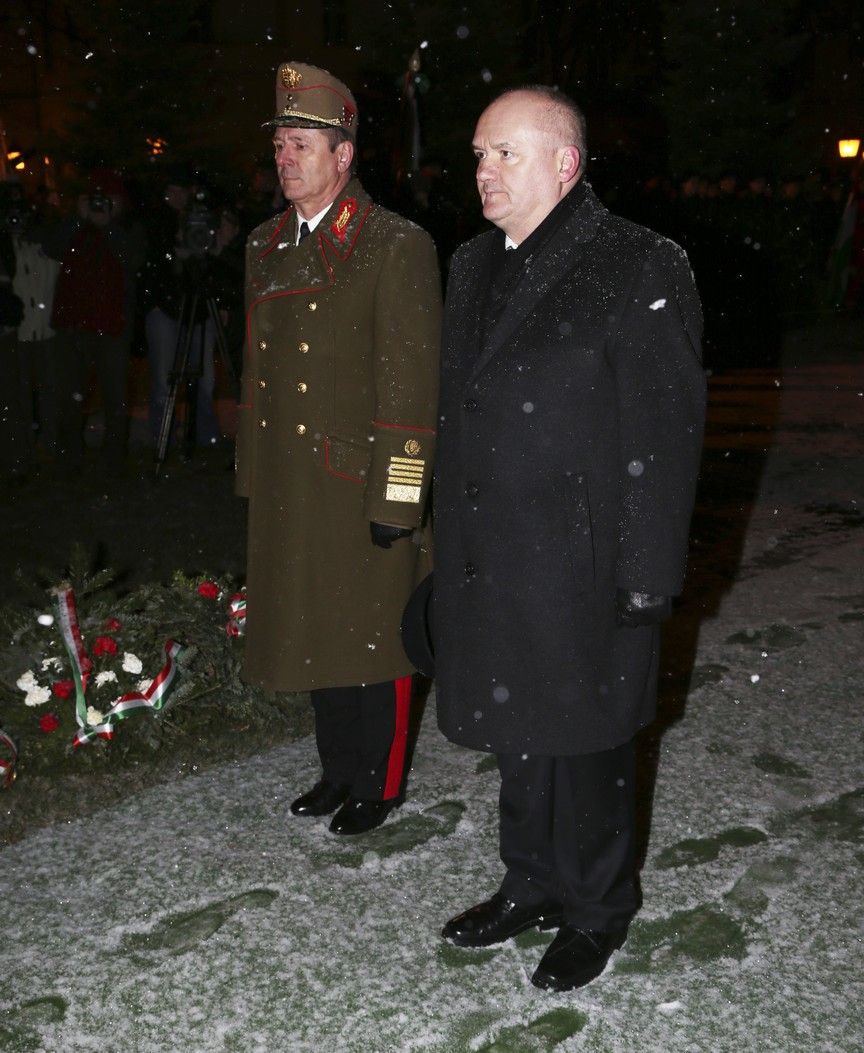 Benkő Tibor vezérezredes, a Magyar Honvédség vezérkari főnöke és dr. Hende Csaba honvédelmi miniszter