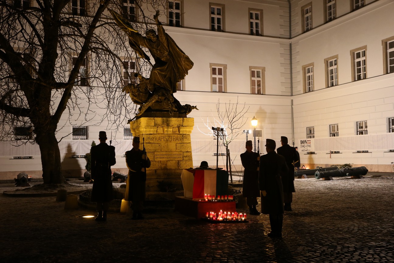 Jelentős érdeklődés mellett rendeztek január 12-én este és éjszaka a doni harcokban elhunytak emlékére kegyeleti virrasztást és gyertyagyújtást a HM Hadtörténeti Intézet és Múzeumban