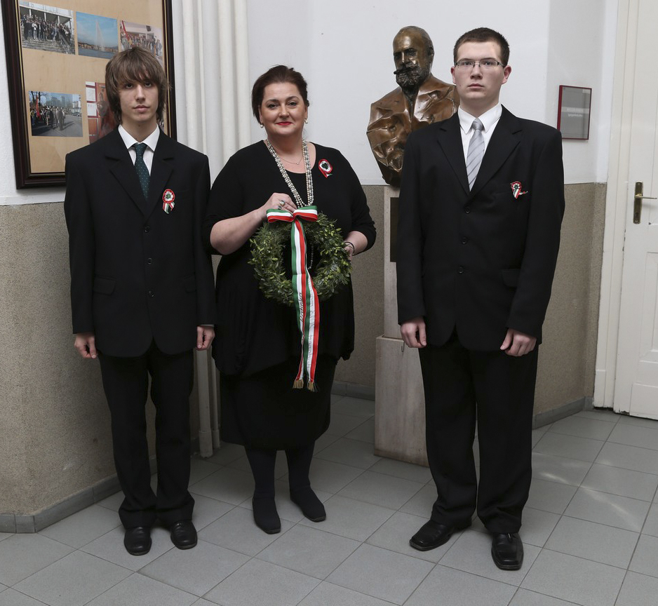 Maros Katinka megkoszorúzta Puskás Tivadar szobrát az első emeleti folyosón