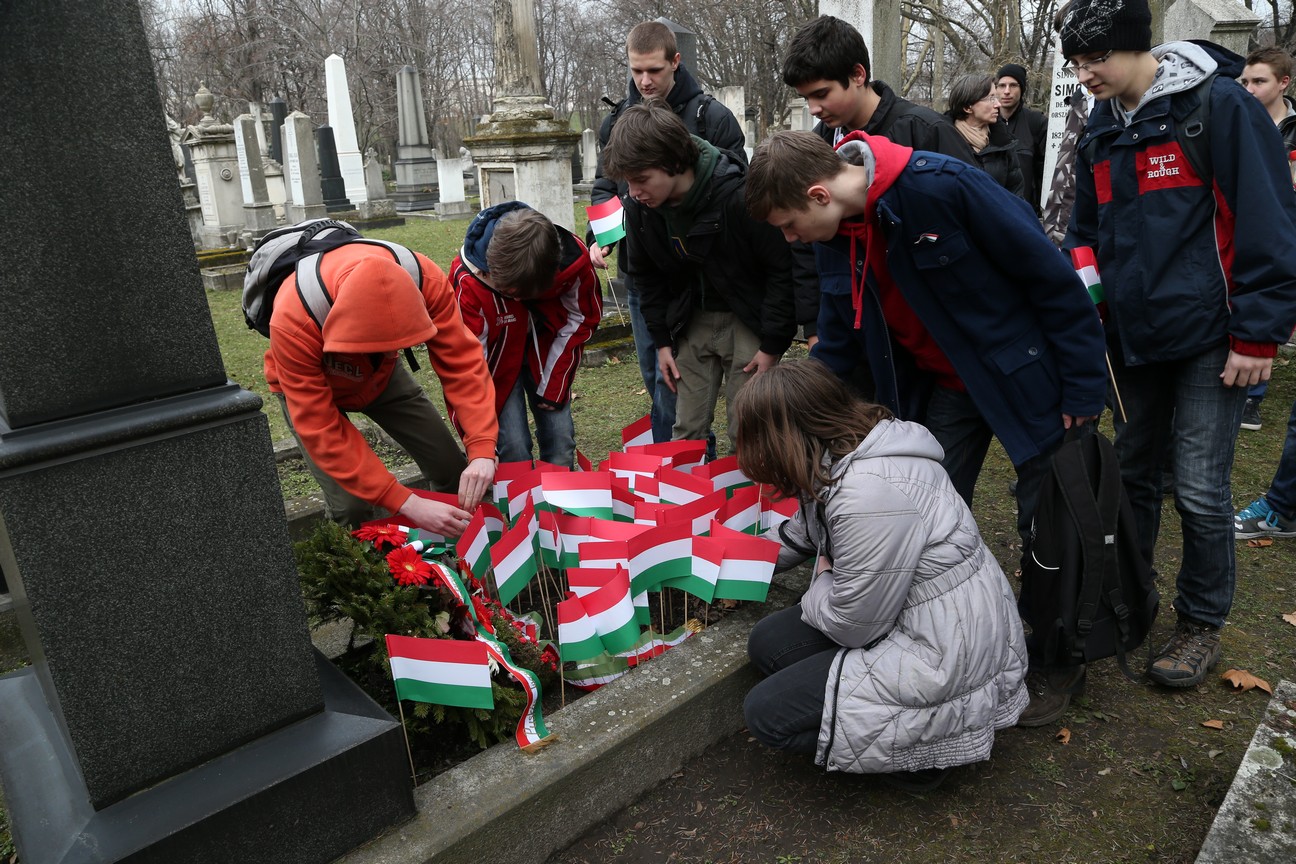 A 9. a osztály diákjai nemzeti színű zászlókat helyeztek el Puskás Tivadar sírján