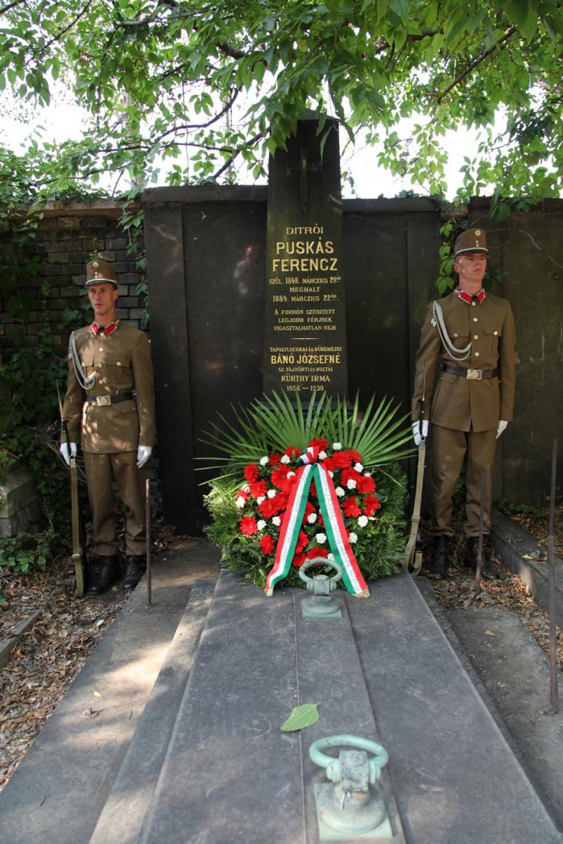 Katonai tiszteletadás Puskás Ferenc sírjánál