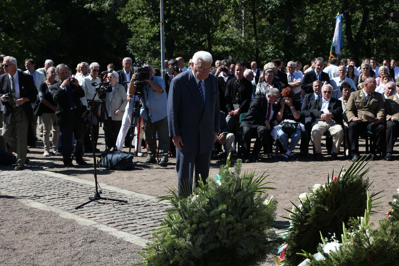 Boross Péter, a Nemzeti Emlékhely és Kegyeleti Bizottság elnöke és Hende Csaba honvédelmi miniszter is koszorút helyezett el a kényszermunkatábor helyén felállított emlékműnél