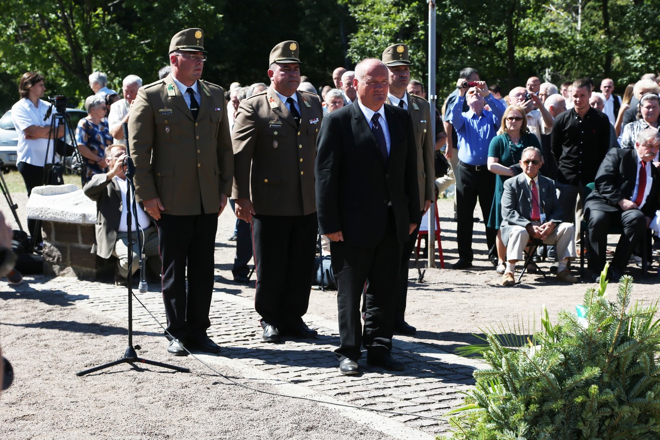 Boross Péter, a Nemzeti Emlékhely és Kegyeleti Bizottság elnöke és Hende Csaba honvédelmi miniszter is koszorút helyezett el a kényszermunkatábor helyén felállított emlékműnél