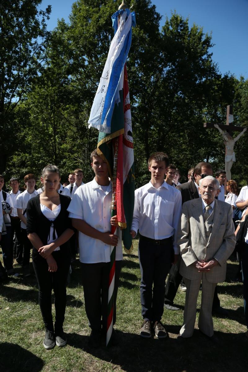 Krasznay Béla, a Recski Szövetség elnöke a PTTT iskolazászlaja mellett